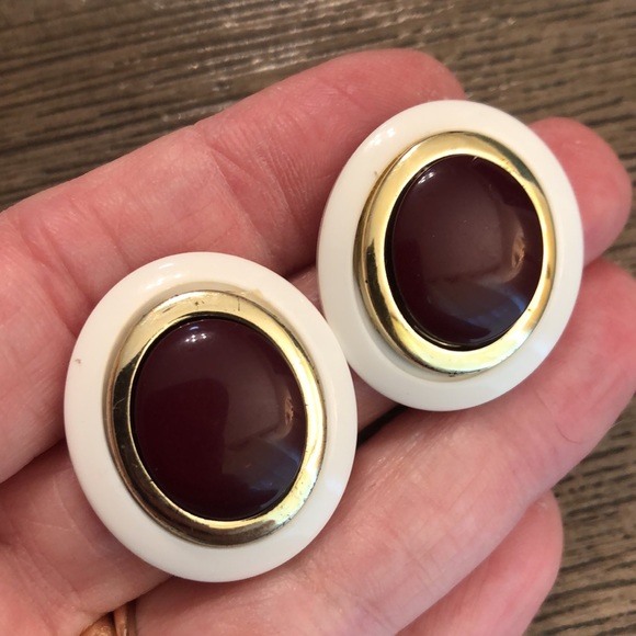 Vintage Oval Button Earrings White Brown Gold - Picture 5 of 9